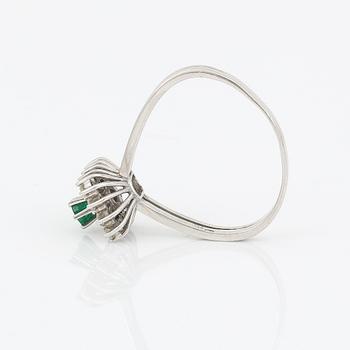 RING, vitguld 18K, diamanter, smaragd. 1900-talets andra hälft. Vikt ca 4 gram.