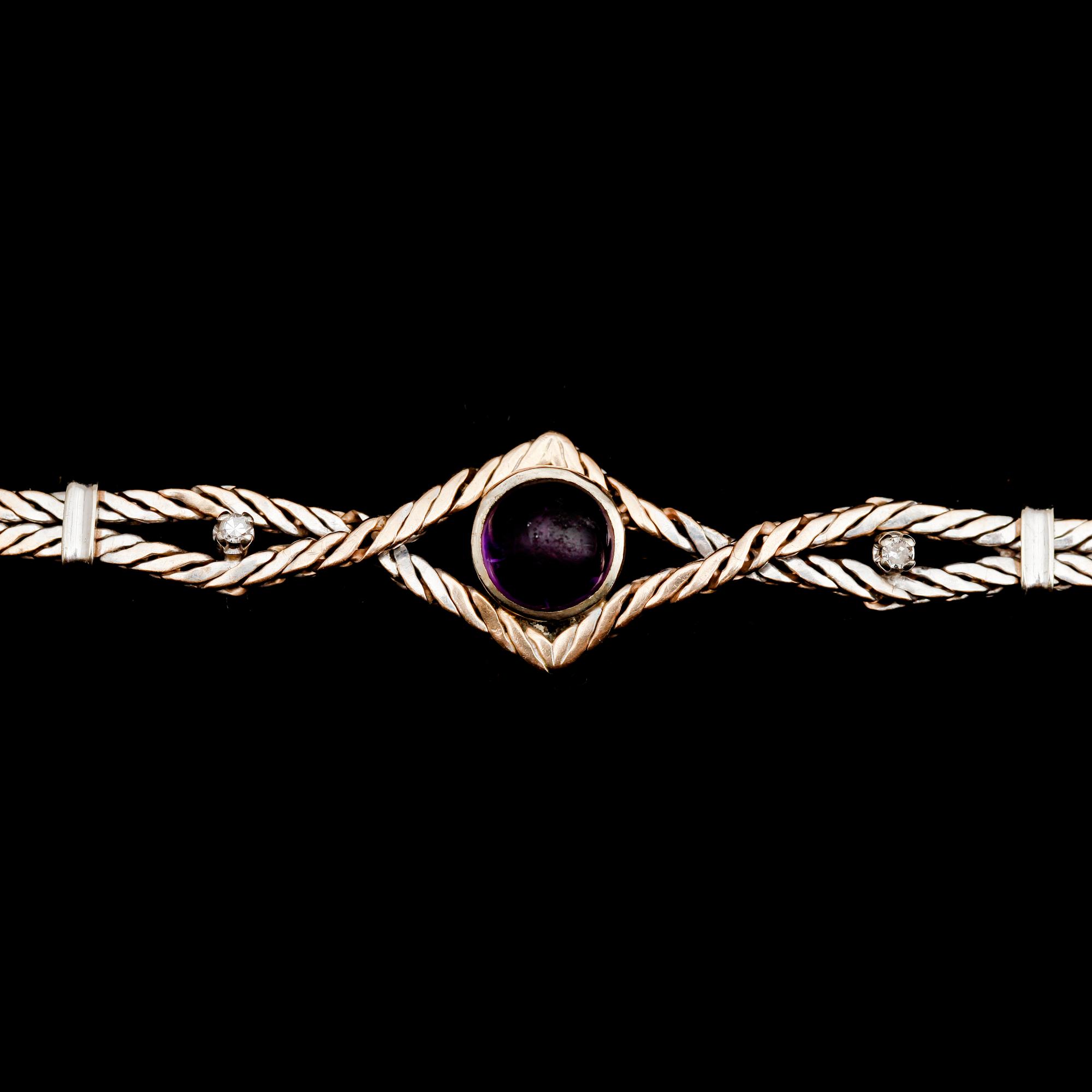 ARMBAND, 18 k vitguld, med cabochonslipad ametist samt 2 små briljanter. Total vikt ca 18 g.