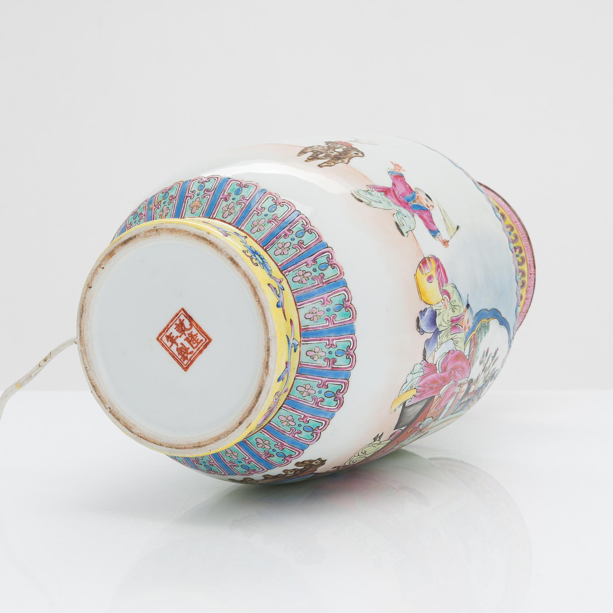 Bordslampa, porslin, Kina, republikstil 1900-tal. Med Qianlongs fyra karaktärers märke.