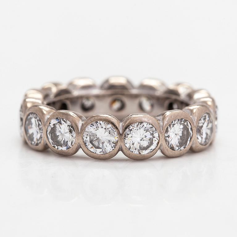 Ring, alliansring, 18K vitguld, med briljantslipade diamanter totalt ca 2.12 ct enligt gravyr. Stämplad Wempe.