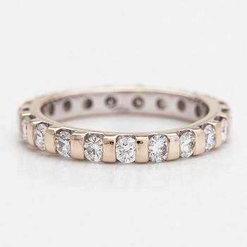 A 18K brilliant cut diamond eternity ring, total ca 1,05 ct.