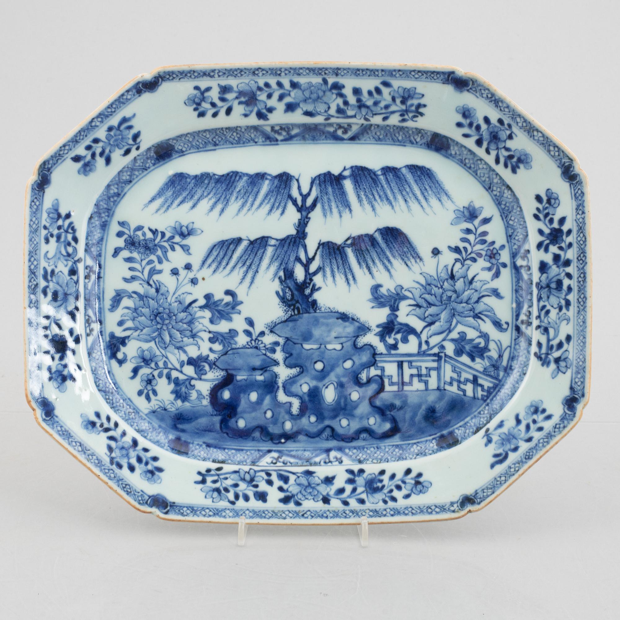 A blue and white dish, Qing dynasty, Qianlong (1736-95).