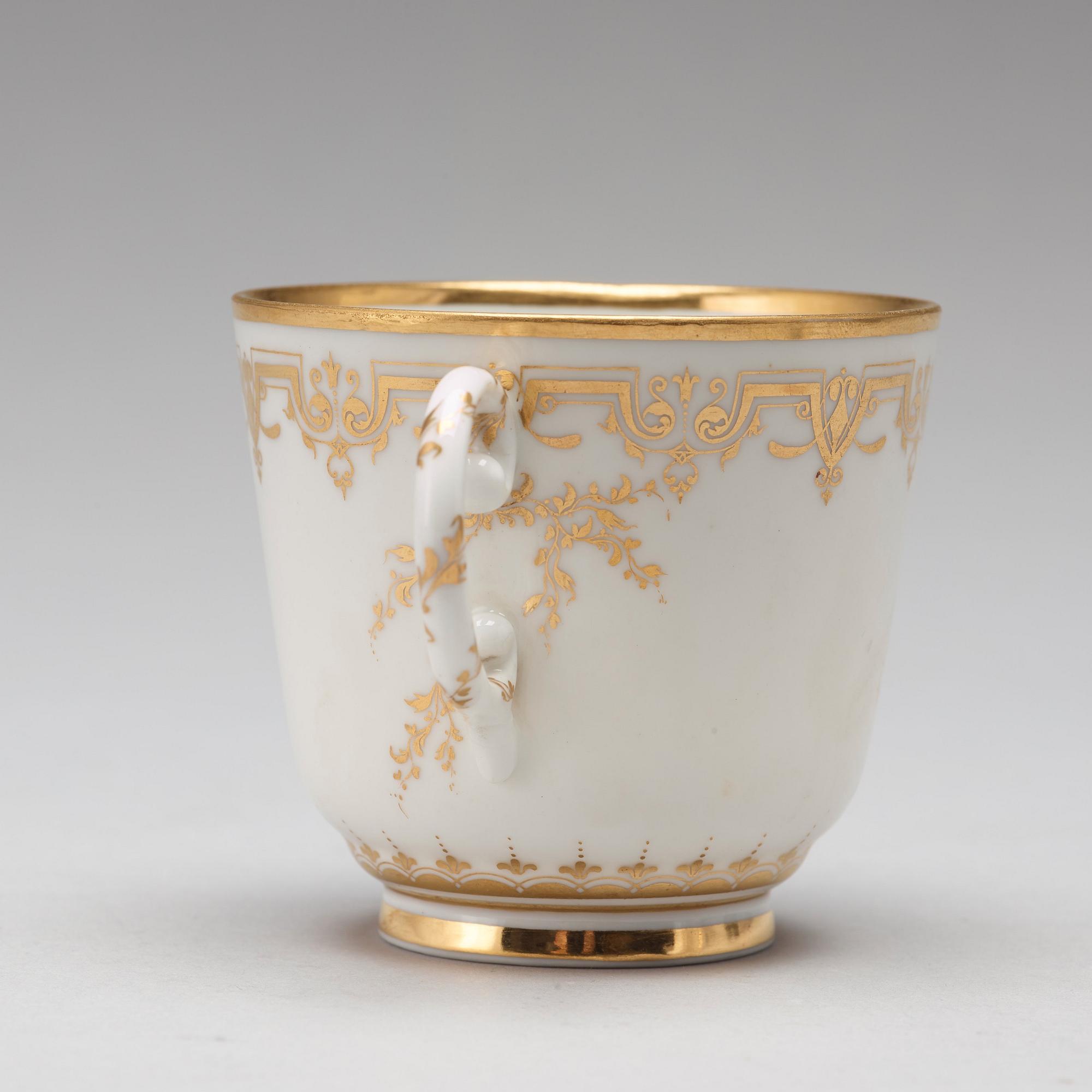 KOPPAR med FAT, 12 stycken samt KANNA, porslin. Ryssland, Kejserliga Porslinsmanufakturen, St Petersburg, 1800-tal.