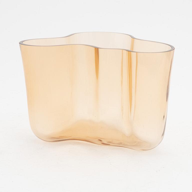 Alvar Aalto, a glass vase model '3030', signed Alvar Aalto Iittala, 1936-1996.