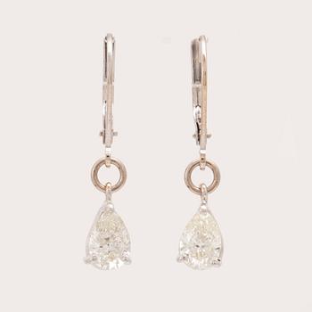 Örhängen 18K vitguld och päronslipade diamanter.