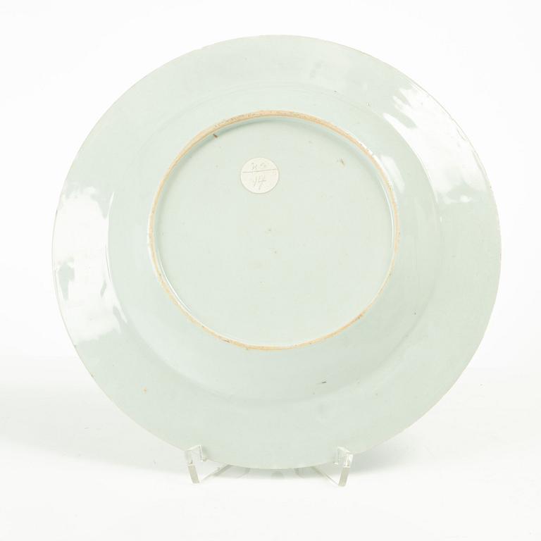 A Chinese famille rose plate, Qing dynasty, first part of the 18th century.