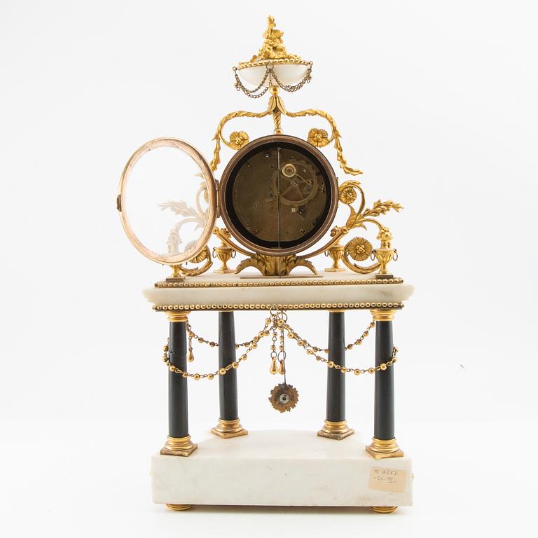 Louis XVI mantel clock, circa 1800, signed Roque a Paris (Joseph-Léonard Roque, active late 18th century).