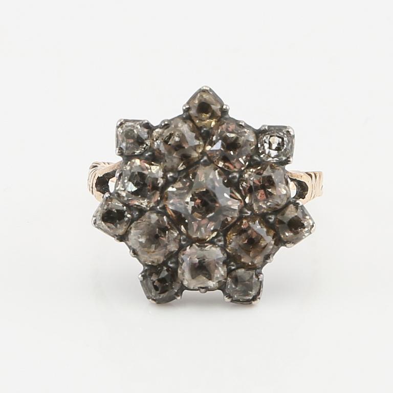 Ring and a pair of earrings in silver with faceted topazes and paste, circa 1900.