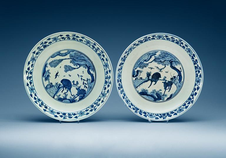 A pair of blue and white chargers, Ming dynasty, Wanli (1573-1619).