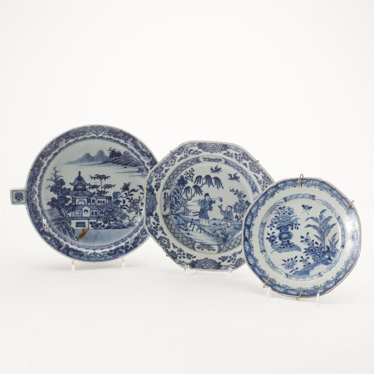 TALLRIKAR samt VÄRMEFAT, 2 +1, porslin, Kina, Qianlong (1736-95).