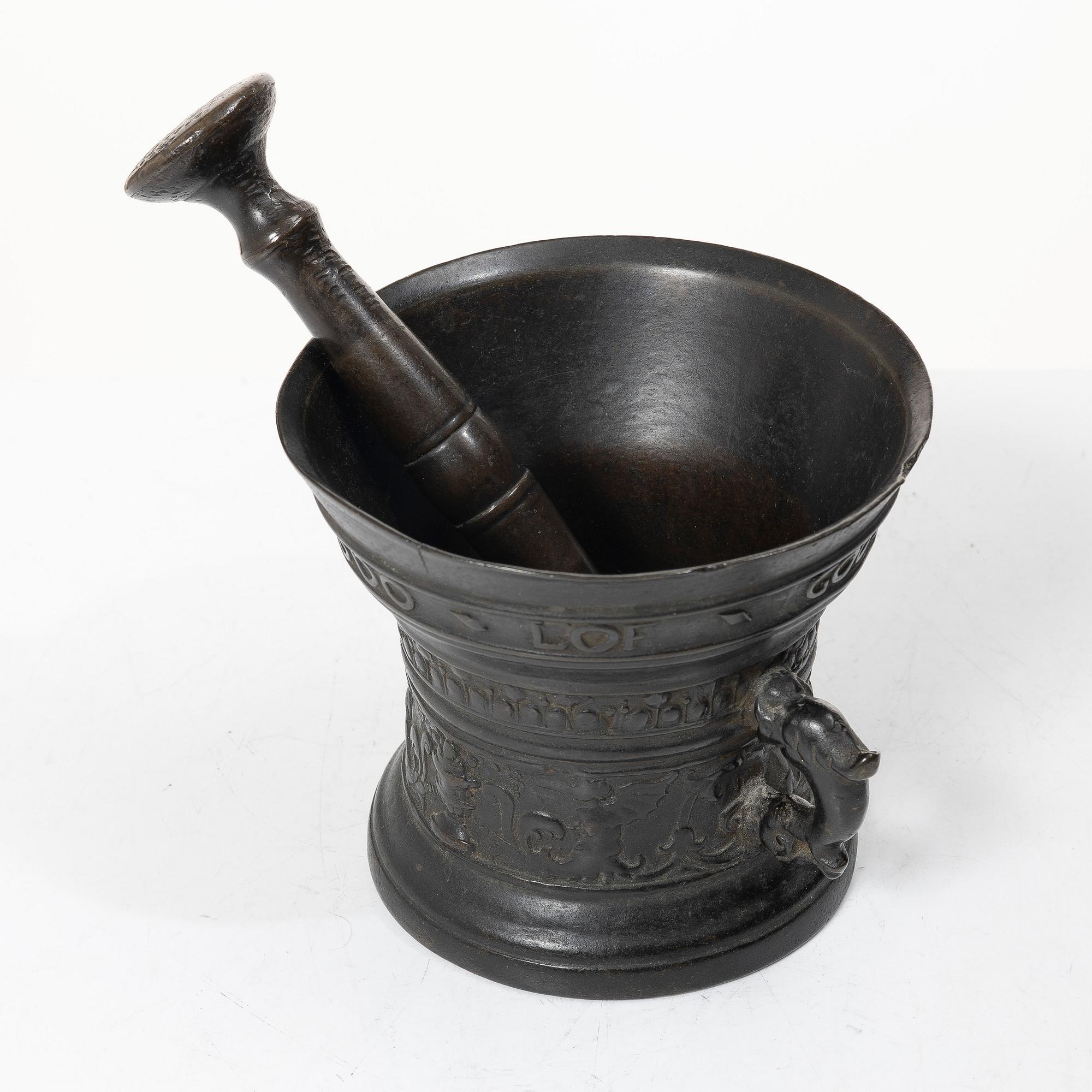 Mortar and pestle, dated 1600. Baroque.