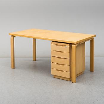 ALVAR AALTO, skrivbord med hurts, Artek, Finland, 1900-talets andra hälft.