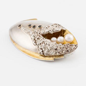 Brooch in silver and gold, with pearls and small blue stones.