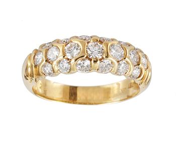 540. RING, 18k guld med 19 briljantslipade diamanter, tot. 1.24 ct.