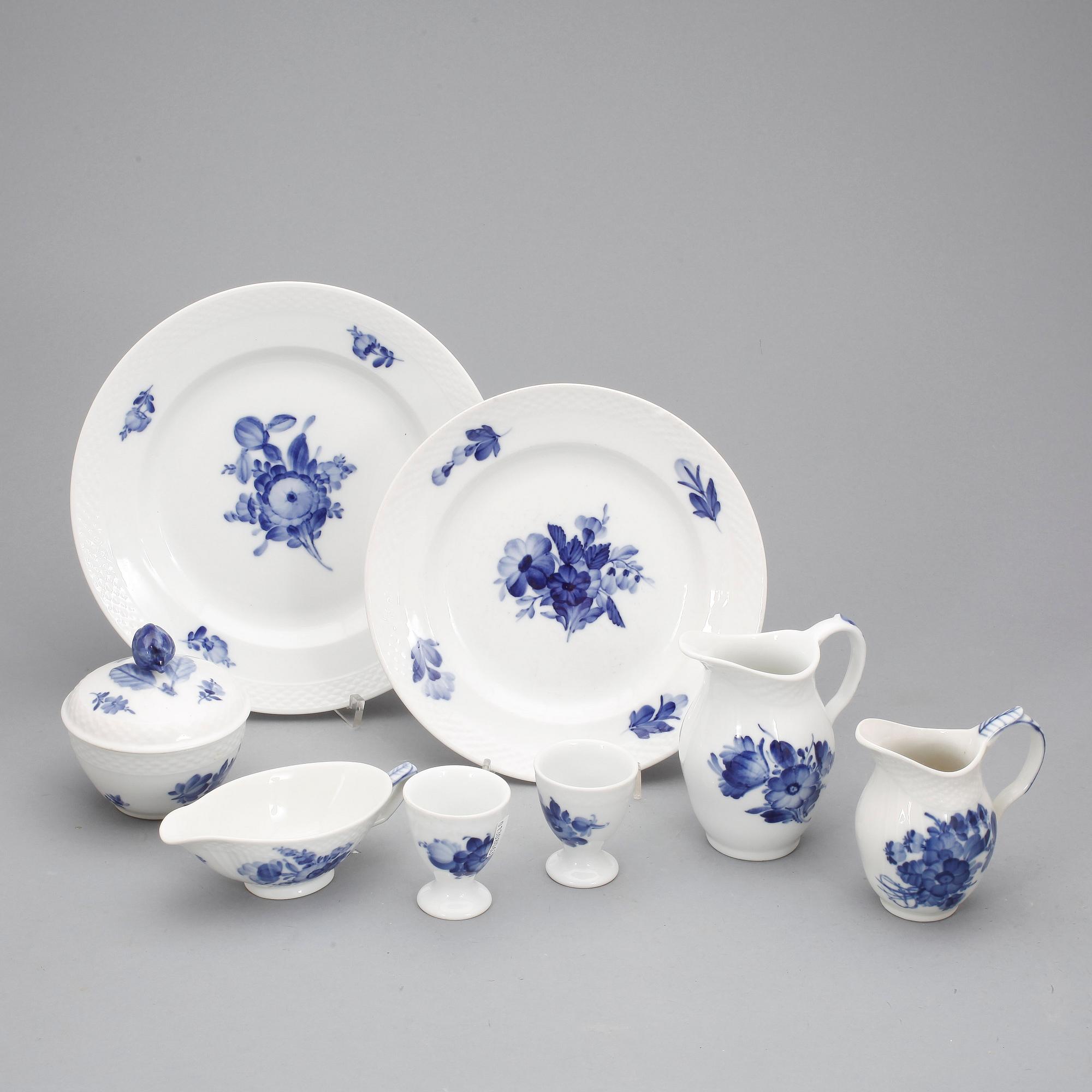 SERVISDELAR, ca160+8 delar, porslin, "Blå blomst", Royal Copenhagen, 1900-tal.