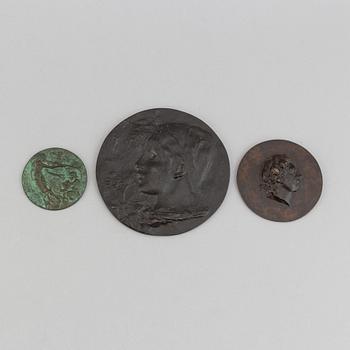 Three Bronze Plaquettes. Diameter 15 cm, 9,5 cm och 7 cm.