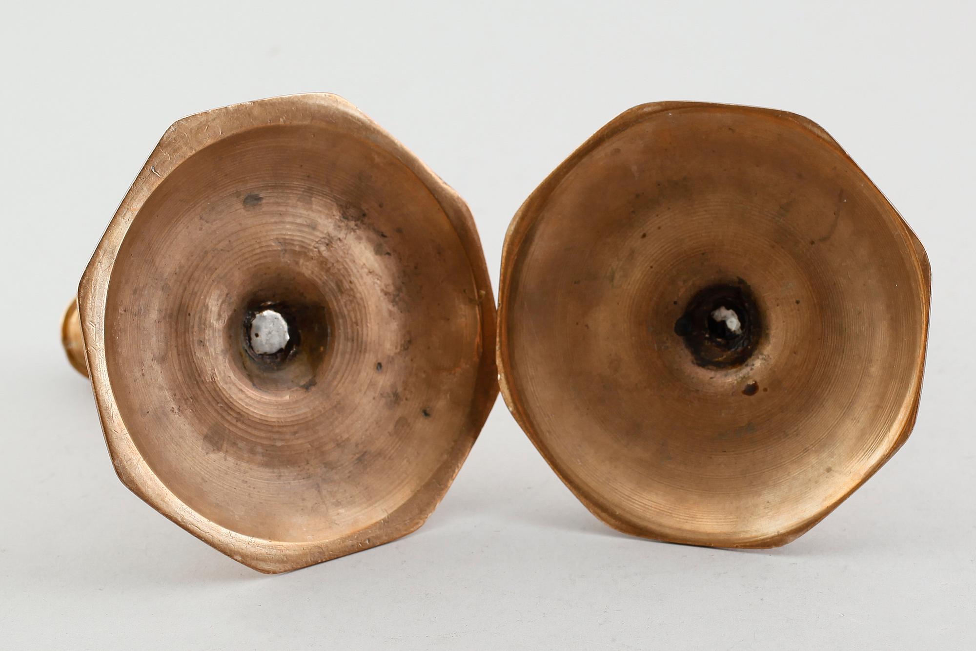 LJUSSTAKAR, 1 par snarlika, mässing, 1700-tal.