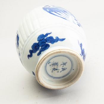 A blue and white tea caddy, Qing dynasty, Kangxi (1662-1722).