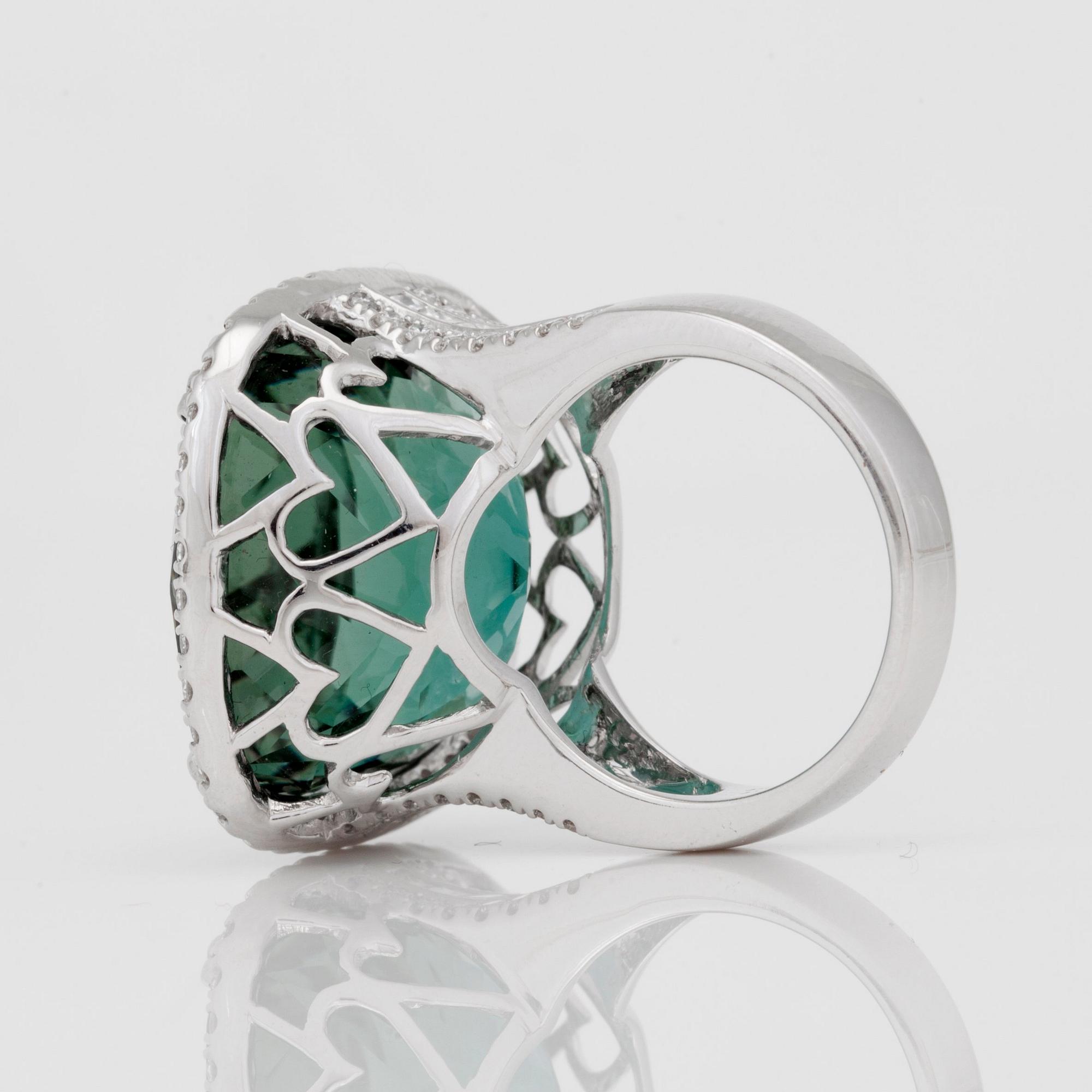 RING med behandlad grön kvarts, 28.80ct samt diamanter totalt 1.33ct.