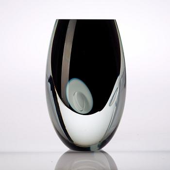 A Timo Sarpaneva 'Claritas' glass vase, Iittala, Finalnd 1985.