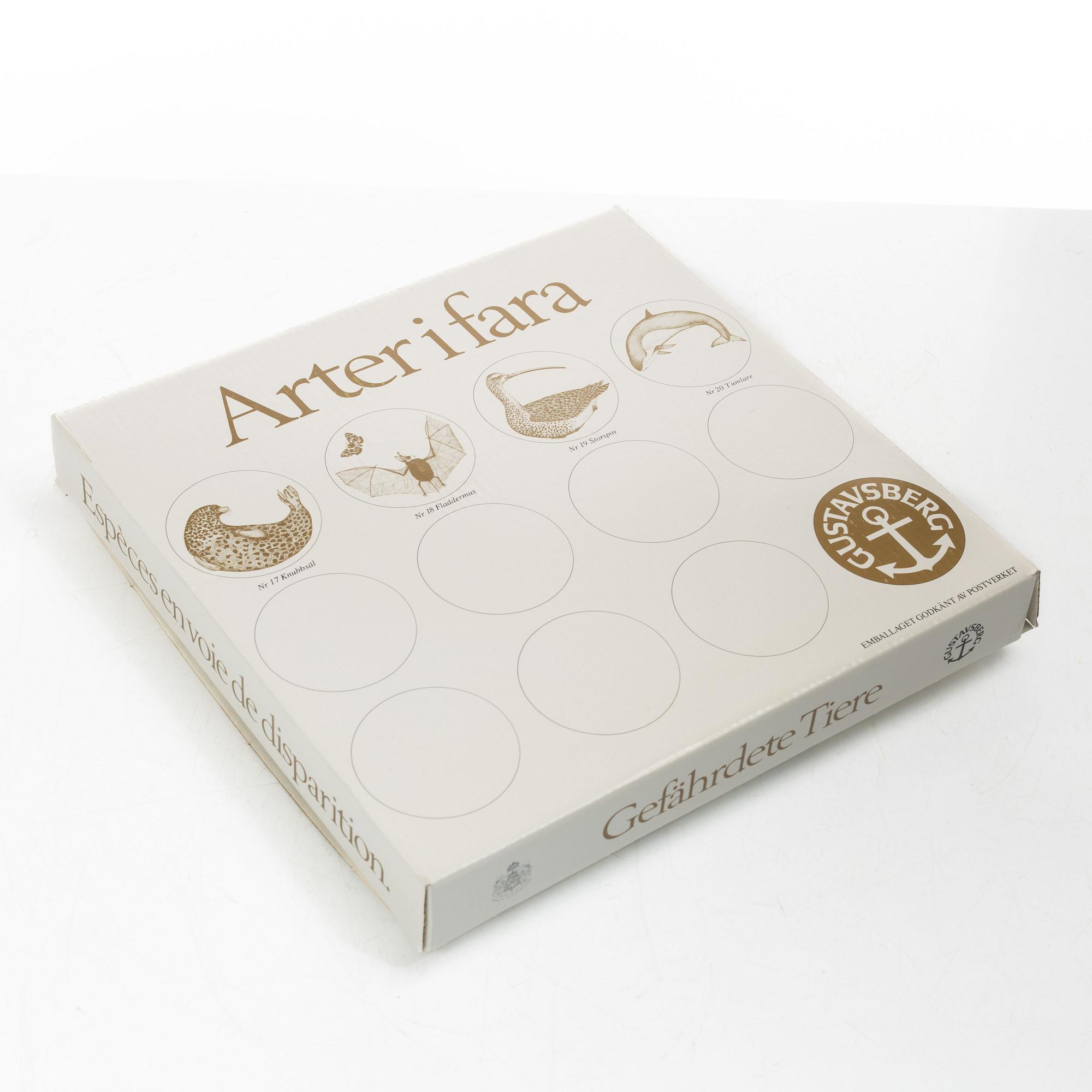 Paul Hoff, plates, 'Arter i fara', Gustavsberg (19 pieces).