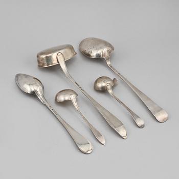 RAGUSKEDAR, 2 st, GRÄDDSKEDAR, 2 st och SOPPSLEV, silver, 1700-, 1800- och 1900-tal. Vikt 727 g.