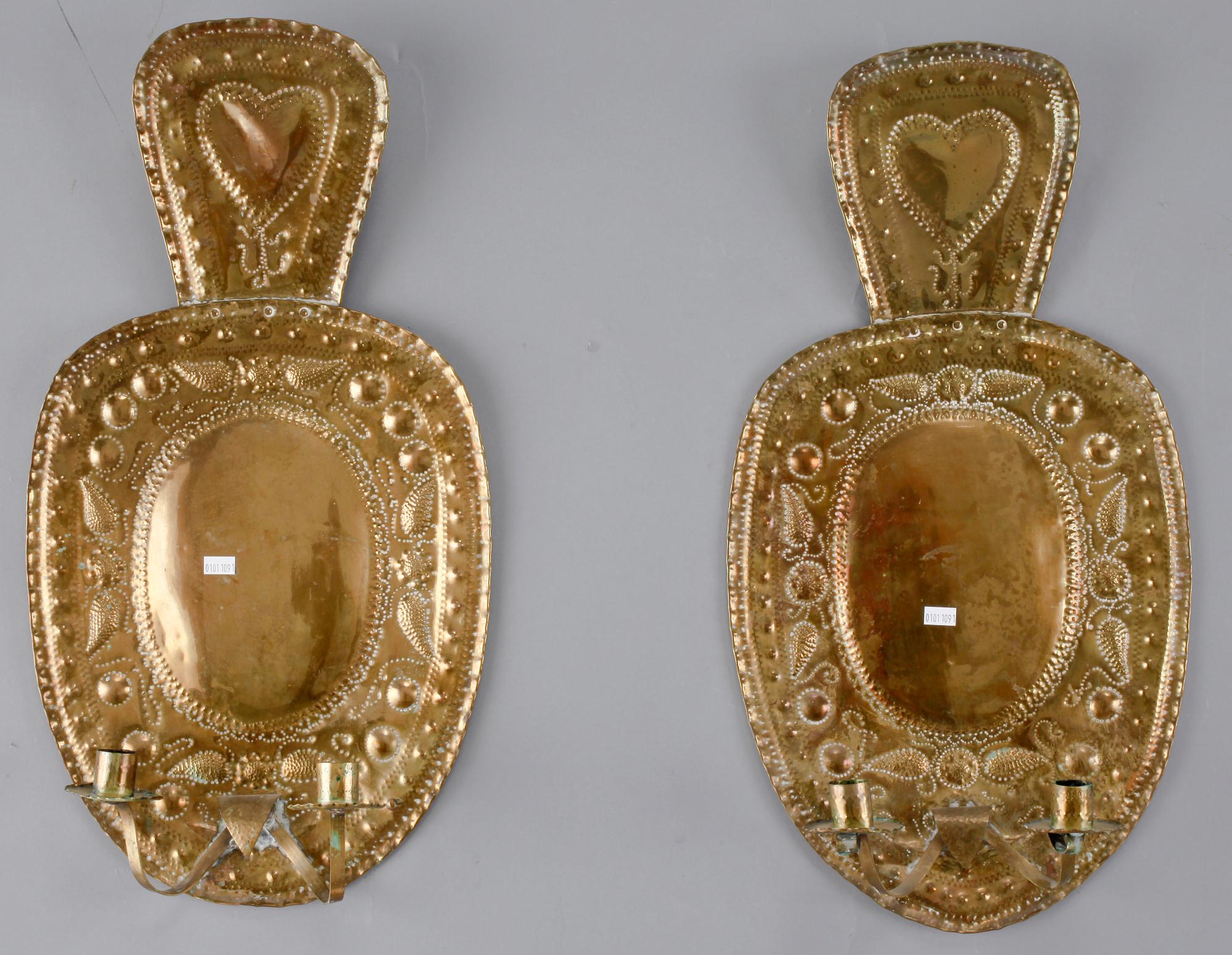 LJUSPLÅTAR, 2st snarlika, mässing. Barock-stil. 1800/1900-tal.