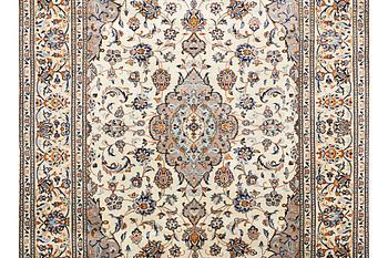 A carpet, Kashan, ca 303 x 200 cm.