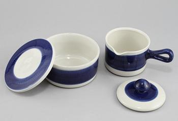 SERVISDELAR, 18 st, porslin, "Koka Blå", Hertha Bengtsson, Rörstrand, 1956-1988.