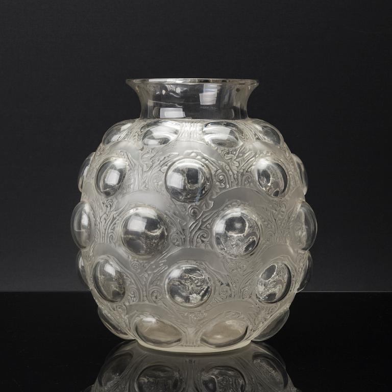 RENÉ LALIQUE, a first half of the 20th century signed glass vase.