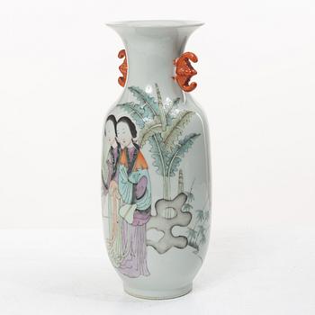 A Chinese porcelain vase, 20th century.