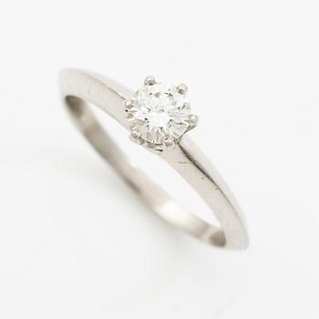 Tiffany & Co, ring, solitaire, platinum with a brilliant-cut diamond 0.41 ct. Marked Tiffany & Co. With certificate.