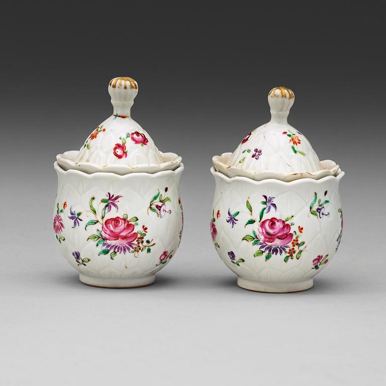 A pair of famille rose custard cups with covers, Qing dynasty, Qianlong (1736-95).