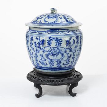 A blue and white food container, late Qing dynasty, circa 1900.