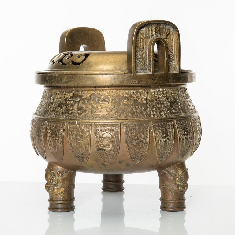 A large tripod copper alloy censer, 17th/18th Century.