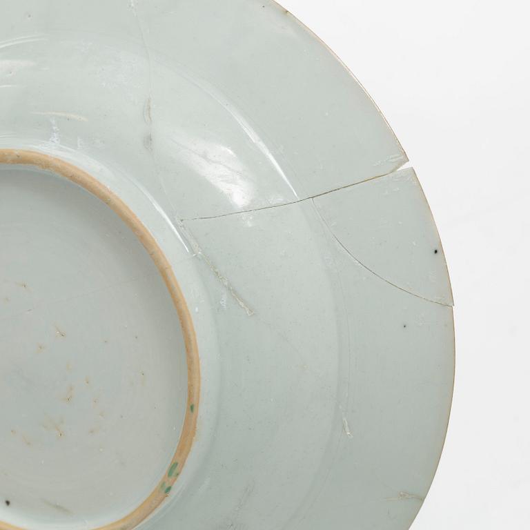 Bålskål, spilkum och bärtallrikar, ett par, porslin. Kina, Qingdynastin, 1700-tal.