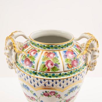 Potpourri urn Dresden, porcelain from the second half of the 20th century.