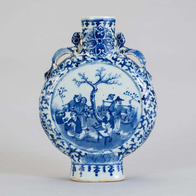 PILGRIMSFLASKA, porslin. Qianlong (1736-1795), Kina.