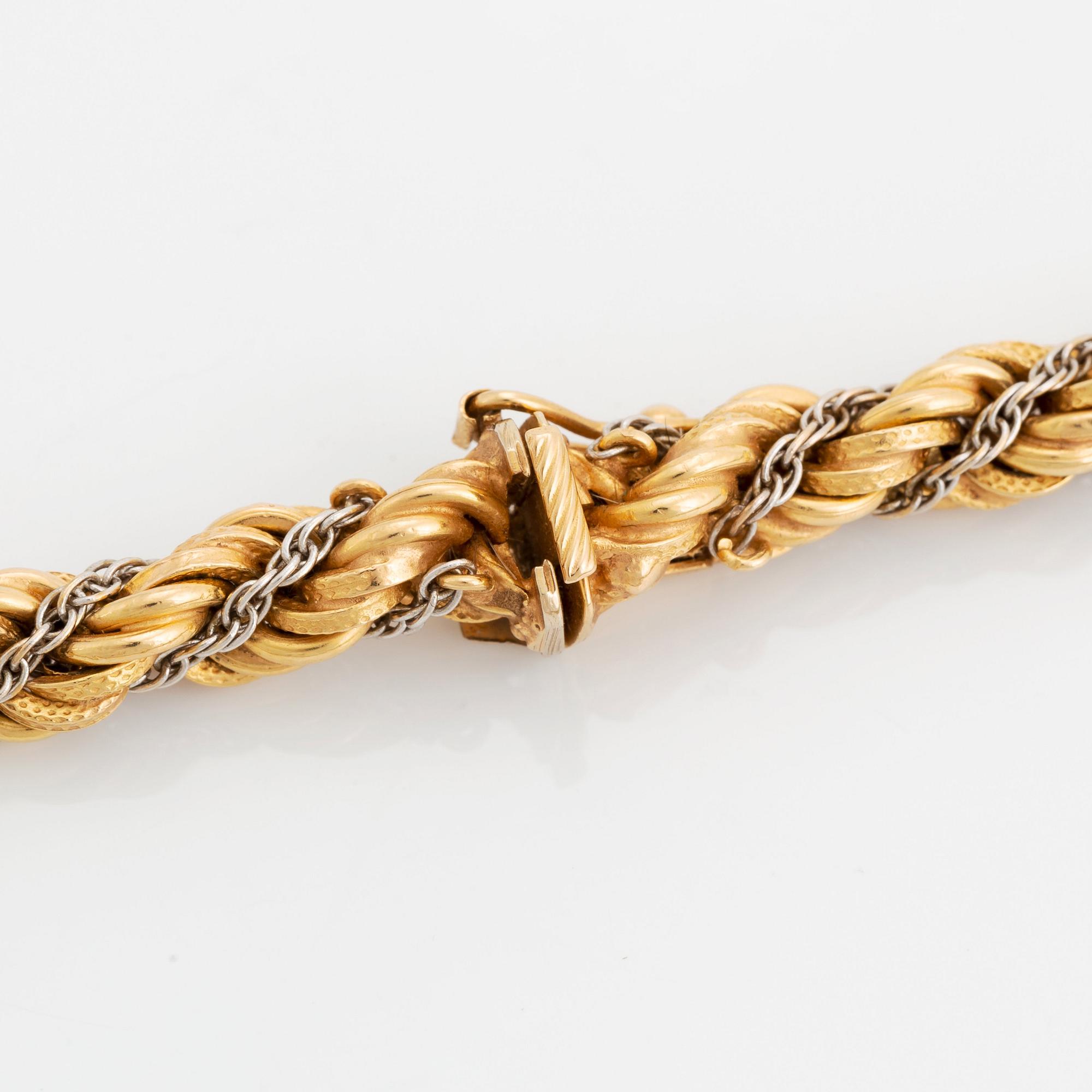 An 18K gold necklace.
