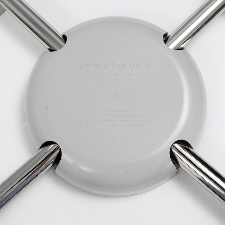 Arne Jacobsen, a set of five 'Series 7' chairs, Fritz Hansen 2013.