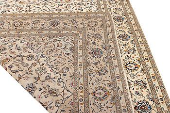 A part silk Kashan carpet, a. 353 x 244 cm.