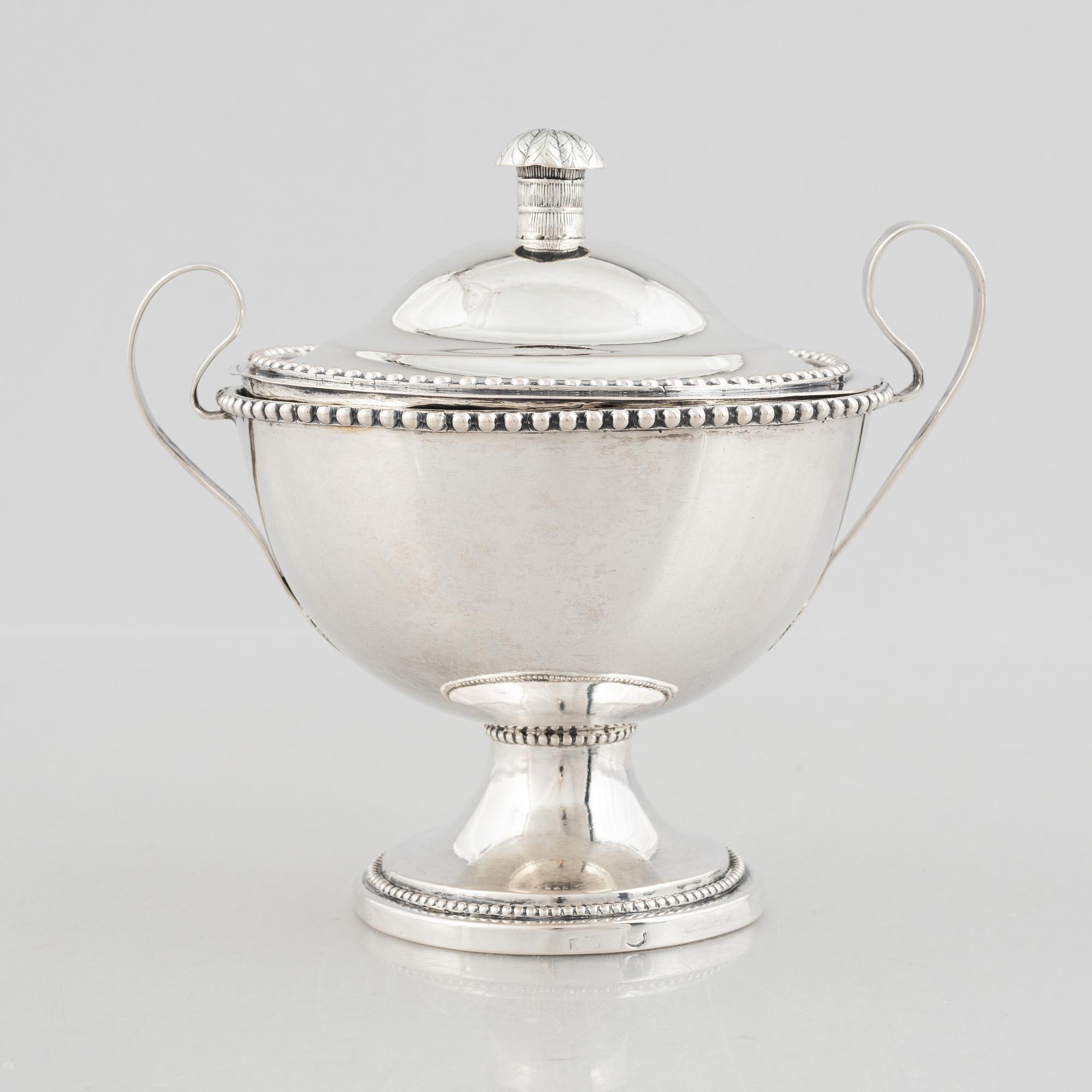 Bowl with lid, silver, maker's mark AEK and indistinct mark, 18th/19th century.