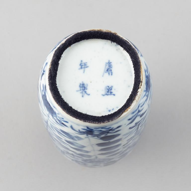 A blue and white roleau vase, late Qing dynasty.