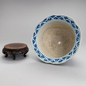 A 20th century Chinese porcelain flower pot.