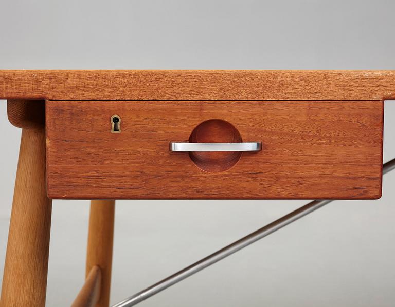 Hans J. Wegner, skrivbord, teak och ek med stålstag, "JH 571", Johannes Hansen, Danmark 1950-60-tal.