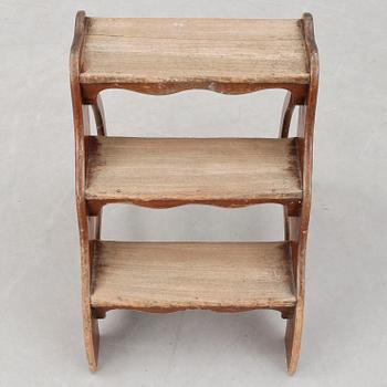 BIBLIOTEKSSTEGE, trä, 1800/1900-tal.