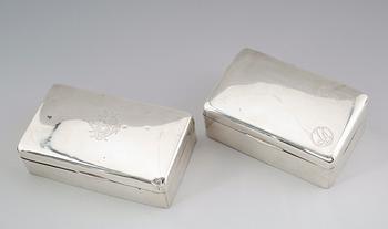 CIGARETTSKRIN, 2 st, silver, England, 1900-talets första hälft. Vikt med inredning ca 890 gram.