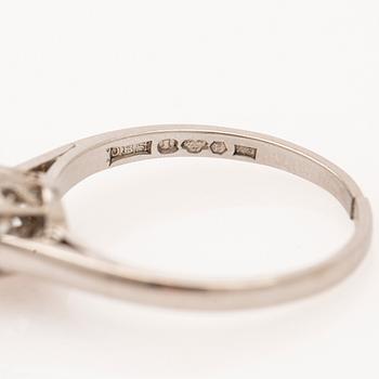 Ring, platina med briljantslipad diamant.