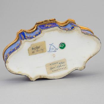 An early 20th century rococo style porcelain box with cover.