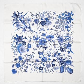 Gucci, a 'Flora' twill silk scarf.